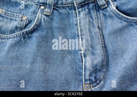 Nahaufnahme mit blauer Denim-Struktur, Detail aus klassischem Blue Jeans-Material Stockfoto