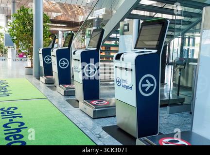 Hörsching, Österreich - 12. August 2025: Eine Reihe von automatisierten Self-Check-in-Automaten im Flughafenterminal Linz. Die Kioske sind modern im Design und ein Stockfoto