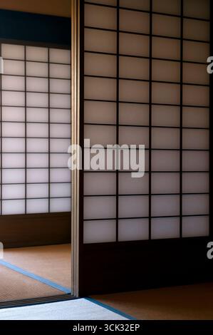 Shoji-Bildschirme im Sekijuku Hatago Tamaya Historical Museum: Tamaya Inn aus der Edo-Zeit in der Poststadt Seki-juku an der alten Tokaido-Straße, Mie, Japan. Stockfoto