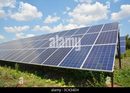 Solaranlage. Solarpaneele, die in der Halle installiert sind. Solarenergiekonzept. Stockfoto