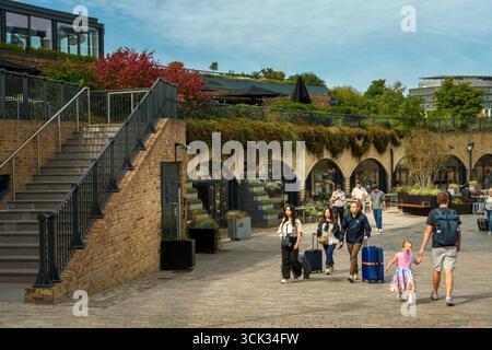 London, England - Coal Drops Yard in der Nähe von Kings Cross am Regent's Canal in London. Coal Drops Yard ist ein Einkaufskomplex und befindet sich in Privatbesitz Stockfoto