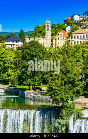 Panoramablick auf die Altstadt von Jajce, Kirchturm von St. Lukas und Festung, Bosnien und Herzegowina Stockfoto