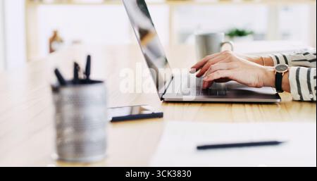 Recherche, Laptop und Hände von Geschäftsfrau im Büro für Blog-artikel, Projekt schreiben und schreiben. Copywriting-Editor, E-Mail-Newsletter und Stockfoto