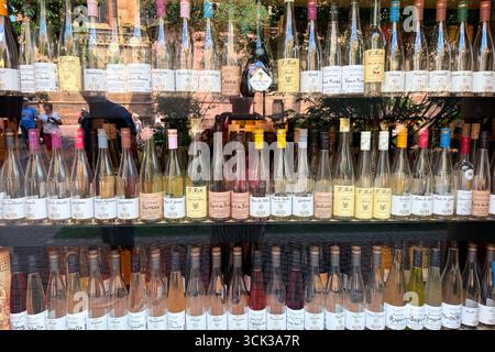 Ausstellung von verschiedenen französischen Obstbrand- und Likörflaschen in einem Schaufenster in Colmar. Colmar, Frankreich - 19. August 2025 Stockfoto