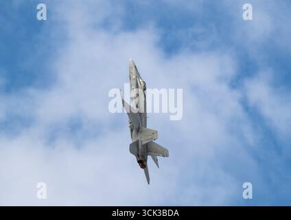 McDonnell Douglas F/A-18C Hornet von der finnischen Luftwaffe 11 Squadron zeigt eine der besten Kunstflugvorführungen beim Royal International Air Tattoo Stockfoto