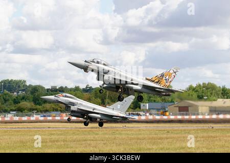 Zwei Eurofighter Typhoon Multirole Fighter Jets der spanischen Air & Space Force verlassen die RAF Fairford in Südengland, nachdem sie am RIAT teilgenommen hatten Stockfoto