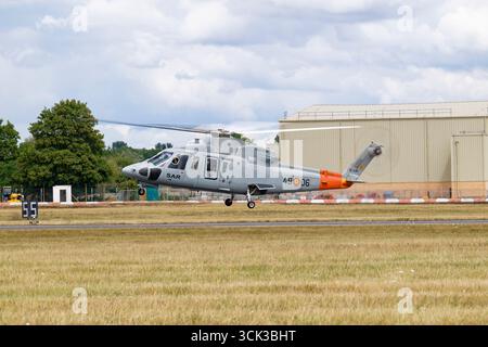 Der spanische Such- und Rettungshubschrauber Sikorsky S-76C startet nach der Teilnahme am Royal International Air Tattoo von der RAF Fairford Stockfoto