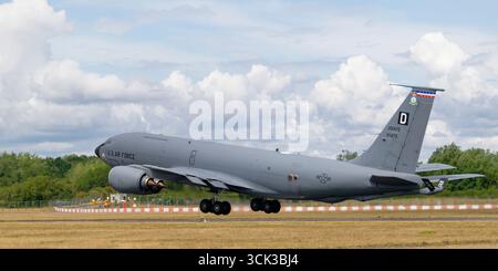 Boeing KC135 Stratotanker 91475 die Savage der 351st Air Betankungsgeschwader mit Sitz in der RAF Mildenhall in Großbritannien, verlässt den Luftwaffenstützpunkt der RAF Fairford. Stockfoto