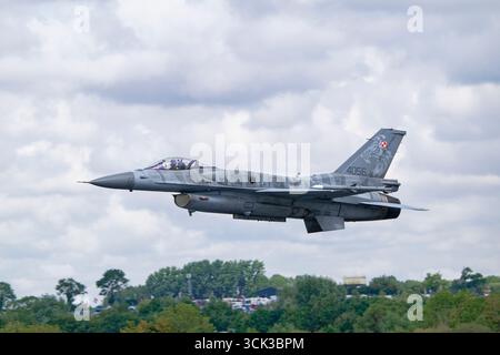 Lockheed Martin F16 Fighting Falcon Military Jet Fighting 4056 der Polnischen Luftwaffe startet, um auf dem Royal International Air Tattoo zu zeigen Stockfoto