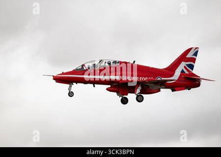 BAE Systems Hawk T1 Military Jet Trainer des Red Arrows Aerobatic Display Teams der britischen Royal Air Force trifft bei der RAF Fairford ein Stockfoto