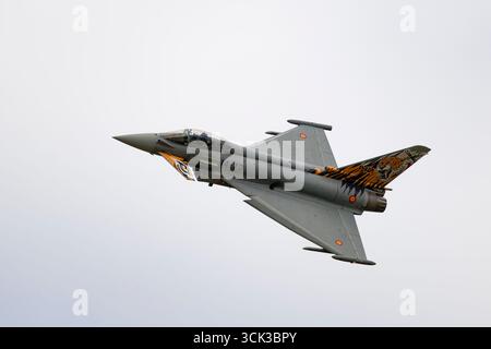 Die spanische Luft- und Raumfahrtwaffe Eurofighter Typhoon EF2000 Multirole Fighter Jet präsentiert sich eindrucksvoll, während er seine Routine vor dem RIAT einstudiert Stockfoto