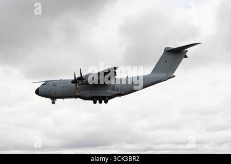 Ein Royal Air Force A400M Atlas C.1 Transportflugzeug der 70 Squadron Brize Norton kommt bei der RAF Fairford an, um an der Air Tattoo teilzunehmen Stockfoto