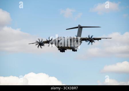 Ein Airbus A400M vom Luftwaffenstützpunkt Wunstorf trifft bei der RAF Fairford in den Cotswolds ein, um am RIAT teilzunehmen Stockfoto