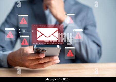 E-Mail-Warnung Gefahr. Mann überprüft Smartphone mit roter E-Mail-Benachrichtigung. Phishing-Betrug, E-Mail-Bedrohungen, Cybersicherheitsrisiken und Prävention von Online-Betrug. Stockfoto