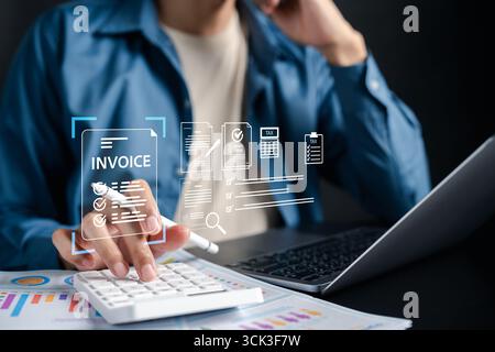 Digitales Rechnungsformular und Steuermanagementkonzept. Geschäftsmann, der Rechner und Laptop mit Rechnungsstellung, Online-Buchhaltung und finanzieller Leistung nutzt Stockfoto