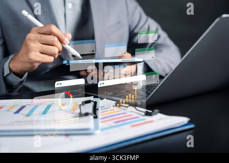 Investitionsstrategie, Geschäftsplanung und Finanzanalyse mit digitalen Diagrammen, Diagrammen und Stockfoto