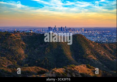 Griffith Observatory und Los Angeles Skyline bei Sonnenuntergang von Mount Lee Stockfoto