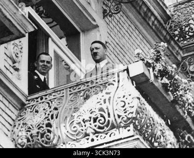 Adolf Hitler und Julius Schaub auf dem Balkon des Hotels Dreesen in Bad Godesberg warten auf die Ankunft Neville Chamberlains vor ihrem offiziellen Treffen 1938 Stockfoto