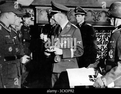 2. Weltkrieg – Reichsführer SS Heinrich Himmler (zweiter von rechts) überreicht im Auftrag Adolf Hitlers Goldklammern an 81 Soldaten der Armee und der Waffen-SS für den Nahkampf, 1944 Stockfoto