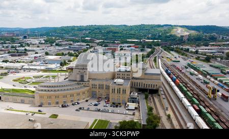 Cincinnati, USA - 22. August 2025: Aus der Vogelperspektive auf das berühmte Cincinnati Museum Center am Union Terminal, dessen großartige Architektur sich von der pulsierenden Stadt und den sanften Hügeln abhebt. Stockfoto