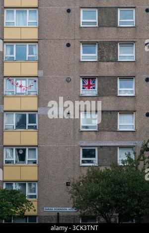 Union Jack Flagge in einem Fenster eines Wohnhauses in England, um Patriotismus zu zeigen. September 2025. Stockfoto
