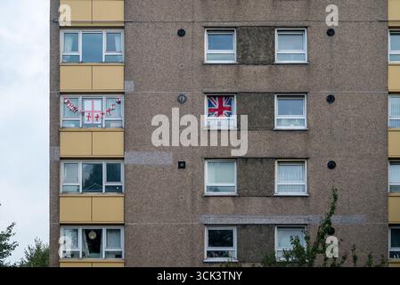 Union Jack Flagge in einem Fenster eines Wohnhauses in England, um Patriotismus zu zeigen. September 2025. Stockfoto