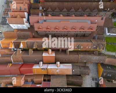Blick aus der Vogelperspektive auf einen Wandteppich aus Terrakotta-Dächern, ein Mosaik aus rustikalem Charme, das die reiche Geschichte und den lebendigen Geist der Stadt in Bryggen, Bergen, Vestland, Norwegen widerspiegelt. Stockfoto