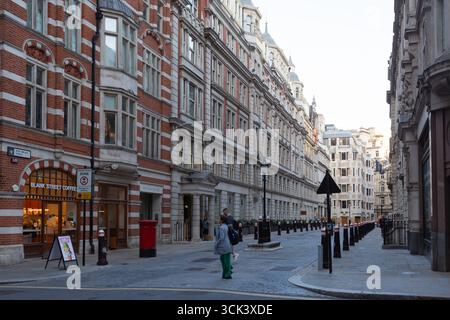 Pendler am frühen Morgen überqueren die Straße, London, Großbritannien. Stockfoto