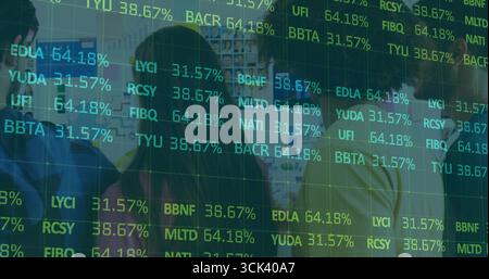 Finanzexperten untersuchen Karten und Börsenticker im Büro, mit Pinnwand und HUD-Overlay Stockfoto