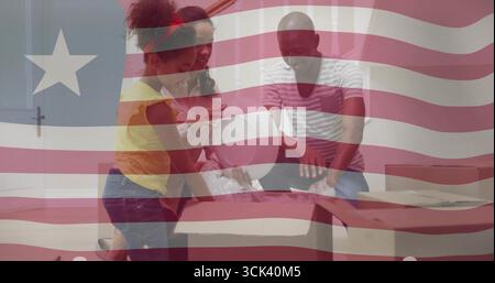 Familie auspackt Kartons aus und sortiert Gegenstände im Wohnzimmer, mit weißem Lampenschirm Stockfoto