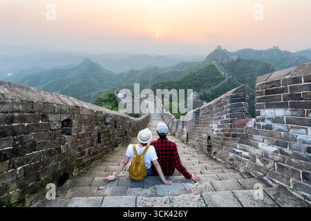 Reisetouristen Menschen Sightseeing in China Reiseurlaub. Glückliches interrassisches Paar genießt die Landschaft der Chinesischen Mauer in der Nähe von Peking. Asien t Stockfoto