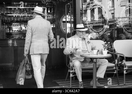 Zwei klug gekleidete Männer im Caffe Concerto, Haymarket, London, Großbritannien Stockfoto