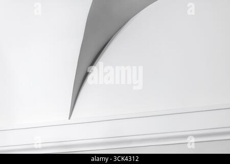 Geometrische weiße Bögen bilden ein minimalistisches architektonisches Design mit klaren Linien und Symmetrie, die Minimalismus symbolisieren. Moderne Darstellung Highlightin Stockfoto