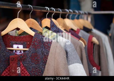 Kurtas zum Verkauf bei einer Ausstellung traditioneller Handwebstühle, Kunst und Kunsthandwerk in Delhi, Indien. Stockfoto