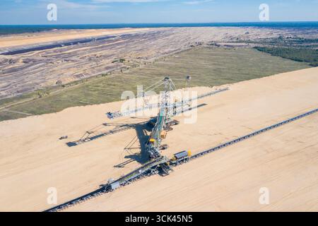 Schaufelradbagger (BWE) im Tagebau Nochten. Braunkohlebergwerk Sachsen, Deutschland Stockfoto