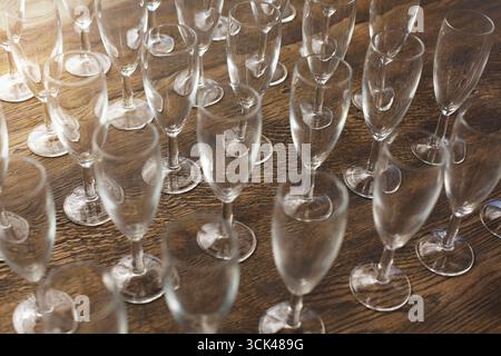 Leere Sektgläser stehen auf Stockfoto