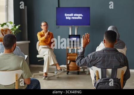 Verschiedene junge Erwachsene, die an Sprachschulunterricht teilnehmen und an der Klasse teilnehmen Stockfoto