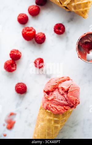 Himbeereis in Waffelkegeln Stockfoto