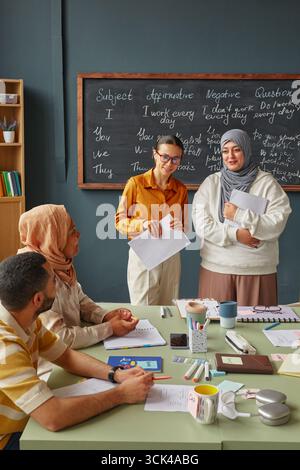 Verschiedene junge Erwachsene, die am Englischunterricht teilnehmen Stockfoto