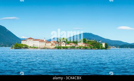 Wunderschöner Blick auf Isola Bella am Lago Maggiore, Piemont, Italien. Historische Barockinsel mit Gärten und Bergen im Hintergrund Stockfoto
