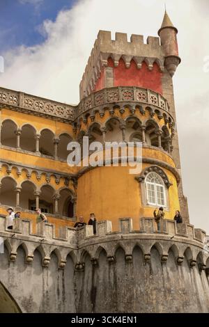 Nahaufnahme der roten und gelben Türme des Pena Palace in Sintra, Portugal. Der Palast gehört zum UNESCO-Weltkulturerbe Stockfoto