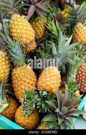 Nahaufnahme eines Ananasenhaufens zum Verkauf Stockfoto