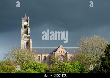 Sturmwolken über der St. Salvators Kathedrale Stockfoto