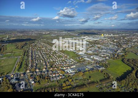 Luftaufnahme, Wohngebiet Arbeiterkolonie Herringen Isenbecker Hof, Fernsicht mit Himmel und Wolken, Gewerbegebiet Hafen, umgeben vom Herbst Stockfoto