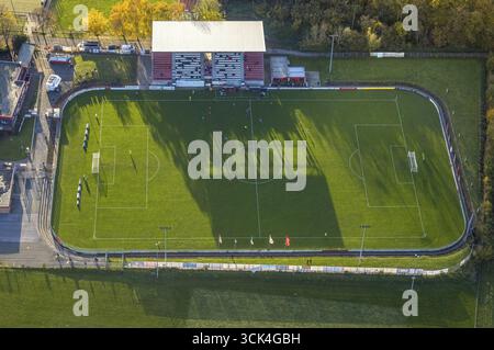 Blick aus der Vogelperspektive, Betten Kutz Stadion Fußballplatz mit Tribüne im Sportzentrum Ost, umgeben von herbstlichen Laubbäumen, Zentrum, Hamm, Ruhr Stockfoto