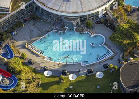 Luftblick, Maximare Erlebnistherme Bad Hamm GmbH Freibad mit Badenden, umgeben von herbstlichen Laubbäumen, Zentrum, Hamm, Ruhr Stockfoto
