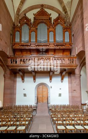 Pfeifenorgel in der romanischen Abtei Murbach im Elsass, Frankreich. Die Abteikirche Murbach ist dem heiligen Leodegar von Autun geweiht und war der Hauptchu Stockfoto