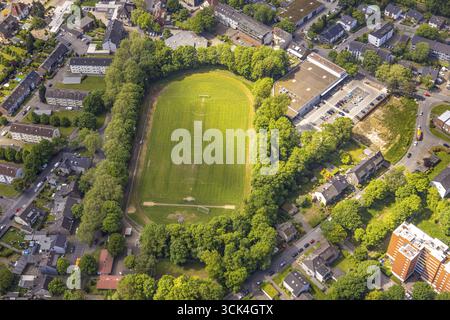 Luftaufnahme, Sportplatz Dorstener Straße des SV Zweckel 23, Rasenplatz, Rewe Supermarkt, Zweckel, Gladbeck, Ruhrgebiet, Nordrhein-Westfalen, GE Stockfoto