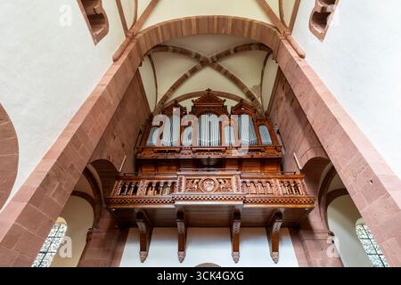 Pfeifenorgel in der romanischen Abtei Murbach im Elsass, Frankreich. Die Abteikirche Murbach ist dem heiligen Leodegar von Autun geweiht und war der Hauptchu Stockfoto