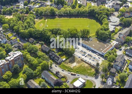 Luftaufnahme, Sportplatz Dorstener Straße des SV Zweckel 23, Rasenplatz, Rewe Supermarkt, Zweckel, Gladbeck, Ruhrgebiet, Nordrhein-Westfalen, GE Stockfoto